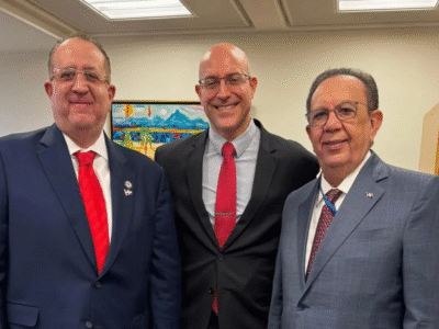 Gobernador Valdez Albizu y ministro Magín Díaz se reúnen con director ejecutivo del FMI en Washington