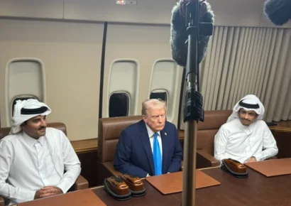 Trump realiza parada técnica en Catar rumbo a Malasia y se reúne con líderes cataríes en el avión presidencial