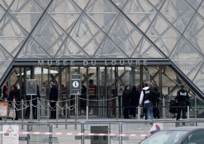 Arrestan a dos sospechosos por el robo de joyas en el Louvre cuando uno de ellos iba a salir del país