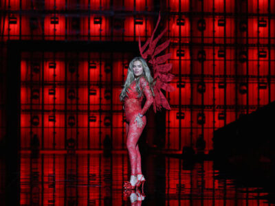 Karol G deslumbra en el Victoria’s Secret Fashion Show y sigue rompiendo barreras internacionales