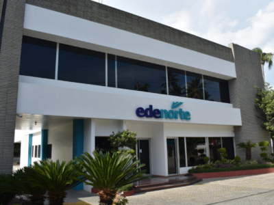 Una señora en Esperanza reclama factura de 10 mil pesos pese a tener paneles solares