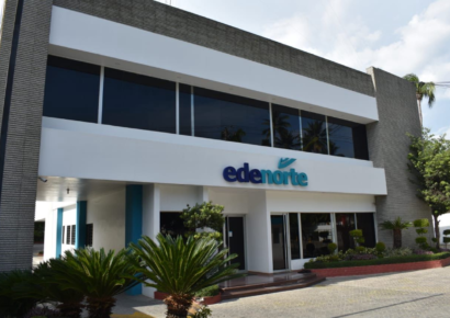 Una señora en Esperanza reclama factura de 10 mil pesos pese a tener paneles solares