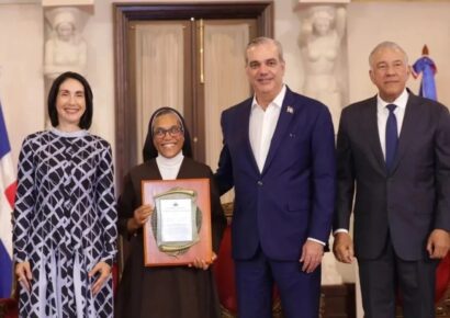 Sor Agripina Acosta Frías recibe Premio Nacional por su entrega al cuidado de envejecientes