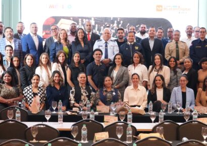 Escuelas Vocacionales del MIDE reciben reconocimiento en Tour LatamDigital Conecta