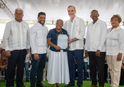 Presidente Abinader entrega 3,100 títulos de propiedad, de un total de 5,636, a familias en Palmarejo-Villa Linda