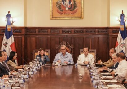 Abinader revisa ejecución del Presupuesto Complementario y avances en obras públicas