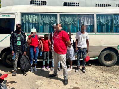 Detienen en Dajabón a dominicano que transportaba haitianos indocumentados en minibús