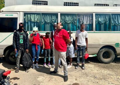 Detienen en Dajabón a dominicano que transportaba haitianos indocumentados en minibús