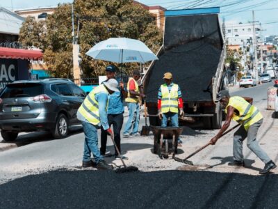 Alcaldía del Distrito Nacional inicia programa de bacheo en el Ensanche Quisqueya