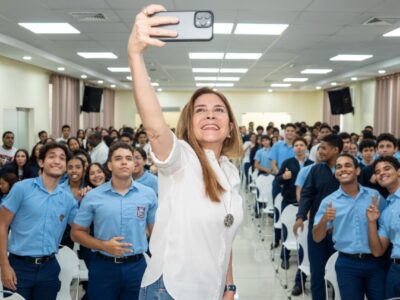 Carolina Mejía incentiva a estudiantes de Arroyo Hondo a cuidar el medio ambiente