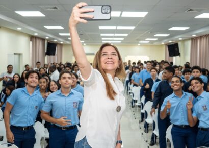 Carolina Mejía incentiva a estudiantes de Arroyo Hondo a cuidar el medio ambiente