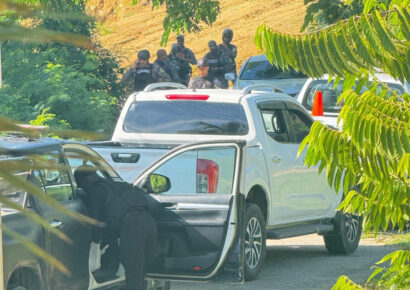 Hallan dos adolescentes muertos dentro de un vehículo en Nagua