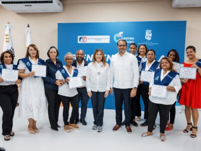 Carolina e Inaguja entregan 108 certificados a estudiantes del área textil en Centro Futuro