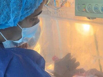 Emotivo momento: Martha Heredia finalmente carga a su hijo tras 9 días de hospitalización