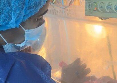 Emotivo momento: Martha Heredia finalmente carga a su hijo tras 9 días de hospitalización