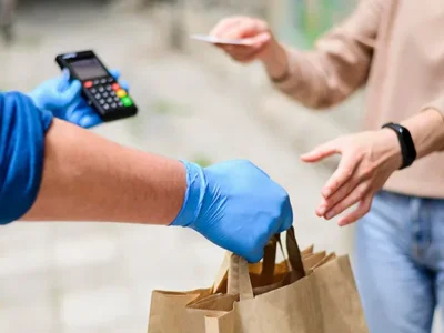 Senado aprueba en primera lectura reforma laboral que incluye propina obligatoria en servicios por delivery