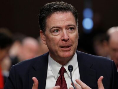 Exdirector del FBI James Comey se declara no culpable de cargos de declaración falsa y obstrucción