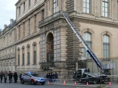 Avanza investigación del robo de joyas en el Louvre: detienen a cinco nuevos sospechosos