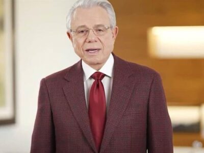 León entre donantes del nuevo salón en la Casa Blanca