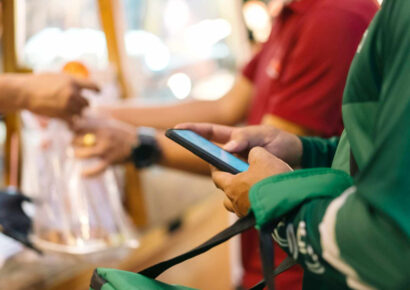 Senado elimina propina obligatoria del 10 % en servicios de delivery