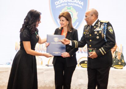 Raquel Peña encabeza entrega de la Medalla al Mérito Policial 2025