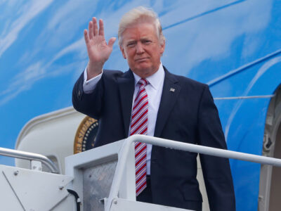 Trump considera viajar a Egipto este domingo mientras avanzan negociaciones de paz entre Israel y Hamás; su plan de 20 puntos incluye cese al fuego, liberación de rehenes y retiro israelí de Gaza.