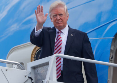 Trump considera viajar a Egipto este domingo mientras avanzan negociaciones de paz entre Israel y Hamás; su plan de 20 puntos incluye cese al fuego, liberación de rehenes y retiro israelí de Gaza.