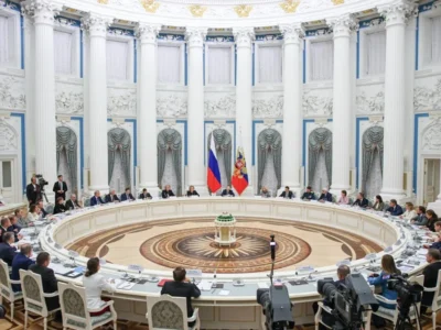 Moscú responde con firmeza a las sanciones de EE. UU. contra sus petroleras: “Veremos qué pasará en seis meses”