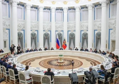 Moscú responde con firmeza a las sanciones de EE. UU. contra sus petroleras: “Veremos qué pasará en seis meses”