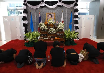 Miles de tailandeses despiden a la reina madre Sirikit en Bangkok