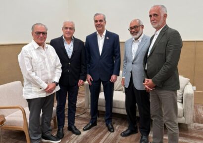 Abinader se reúne con líderes de prensa en la Asamblea General de la SIP