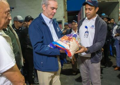 Abinader supervisa entrega de alimentos: “Usaremos drones para llegar a zonas aisladas”