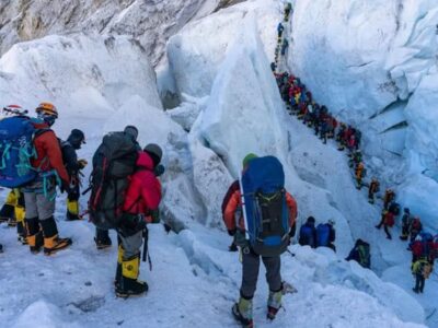 Cientos de senderistas fueron evacuados tras tormenta de nieve en el Everest, mientras más de 200 siguen varados en zonas de gran altitud