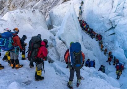 Cientos de senderistas fueron evacuados tras tormenta de nieve en el Everest, mientras más de 200 siguen varados en zonas de gran altitud