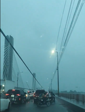 Postes a punto de colapsar en el puente de la 17 activan alerta vial