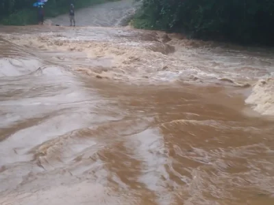 Autoridades municipales de Mamá Tingó piden intervención urgente ante desbordes del río Guanuma que afecta a la comunidad