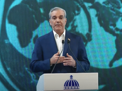 Abinader sugiere llevar a opositores a foros internacionales para que escuchen elogios al país