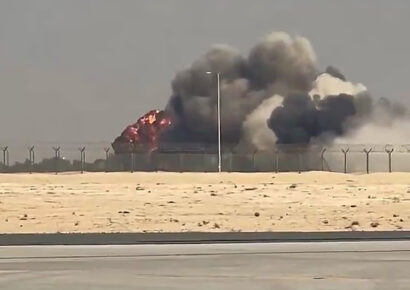 Avión de combate indio se estrella frente a multitud al intentar un giro vertical en el Salón Aeronáutico de Dubái