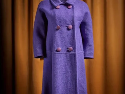 El abrigo de Jacqueline Kennedy encabeza subasta de moda en Sotheby’s