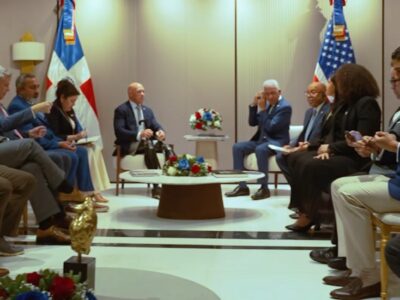 Congresistas de EE. UU. visitan la Casa de la Democracia para fortalecer la cooperación parlamentaria