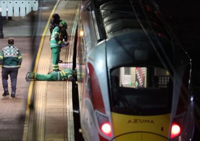 Diez heridos, dos graves, tras ataque a puñaladas en tren detenido en Huntingdon