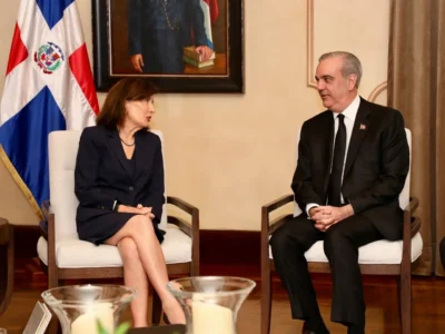 Luis Abinader recibe a la gobernadora de Nueva York, Kathy Hochul, en visita oficial