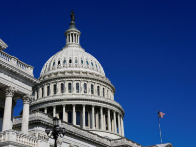 Empleados federales regresan al trabajo tras 43 días de cierre del gobierno de EE. UU.