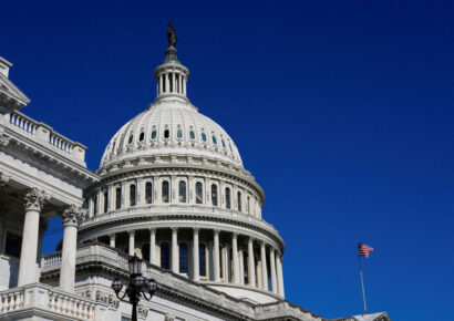 Empleados federales regresan al trabajo tras 43 días de cierre del gobierno de EE. UU.