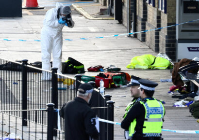 Reino Unido descarta terrorismo en ataque con cuchillo en tren; hay diez heridos, nueve graves