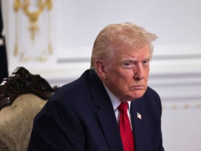 Trump eleva tensión con Venezuela al advertir cierre del espacio aéreo