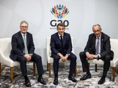 Starmer, Macron y Merz se reúnen en el G20 para coordinar respuesta europea al plan de EEUU para Ucrania