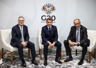 Starmer, Macron y Merz se reúnen en el G20 para coordinar respuesta europea al plan de EEUU para Ucrania