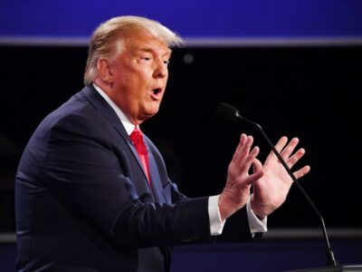 Trump aparece afónico tras discusión sobre comercio