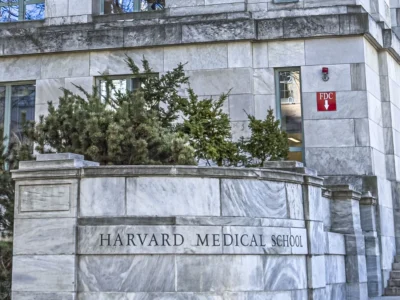 Explosión intencional sacude facultad de Medicina de Harvard; autoridades investigan